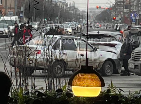 В тульском поселке Ленинский автомобиль влетел в опору ЛЭП