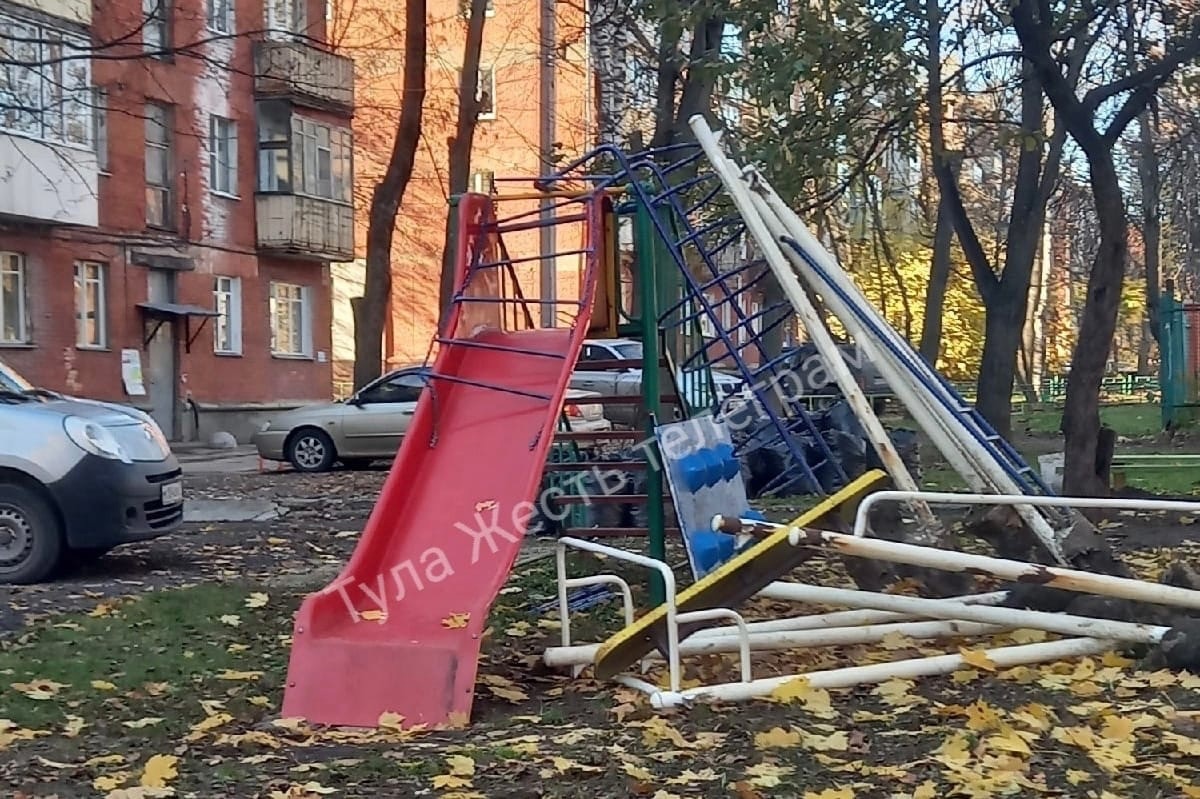 Жители Тулы пожаловались на разрушенную детскую площадку на улице Кутуова