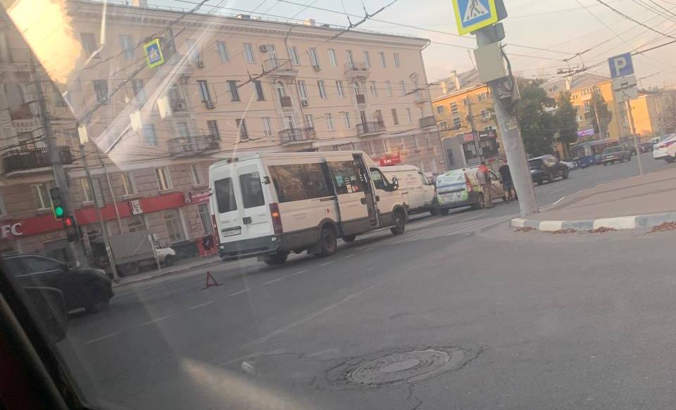 На проспекте Ленина столкнулись автобус и иномарка