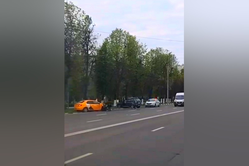Машина такси и иномарка устроили ДТП на улице Циолковского в Туле