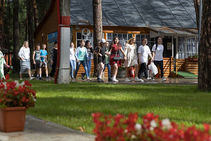 Дмитрий Миляев и Александр Хинштейн посетили пункт временного размещения курян