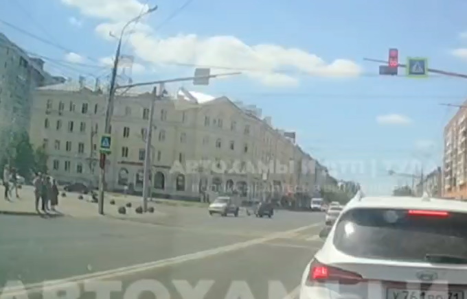 В Туле водитель выехал на перекресток через двойную сплошную и едва не устроил ДТП
