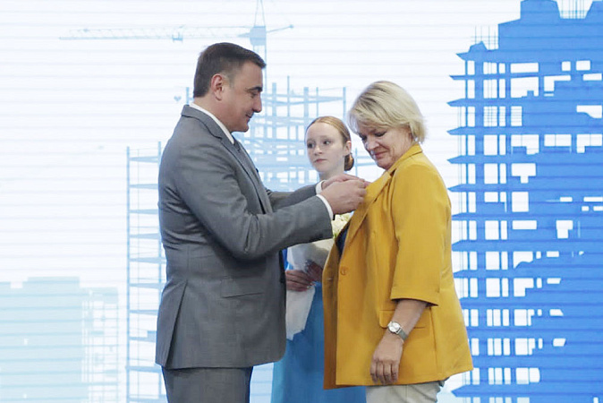 В Туле Алексей Дюмин вручил отличившимся работникам строительной отрасли региональные награды