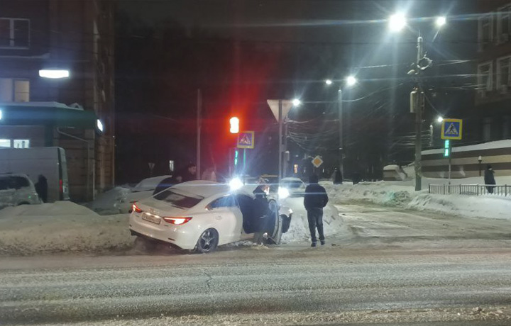 В Туле водителю иномарки стало плохо, и он улетел в сугроб