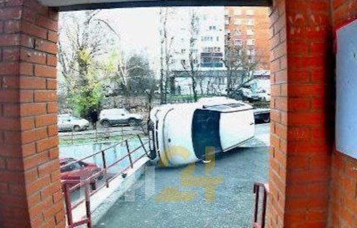 Момент опрокидывания авто на улице Макаренко в Туле попал на видео