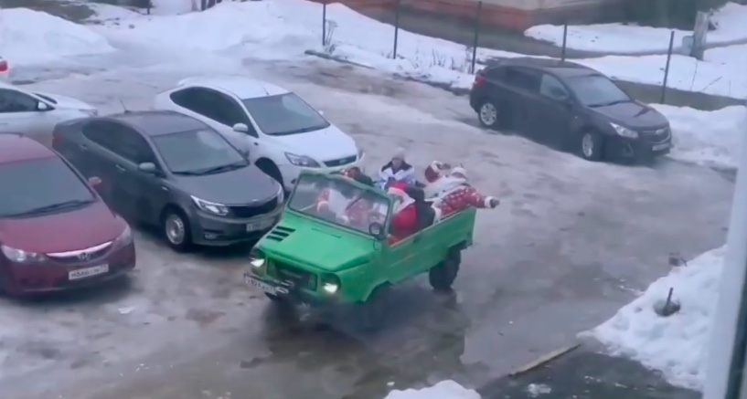 Веселые Деды Морозы и Снегурочка прокатались по Новомосковску Тульской области