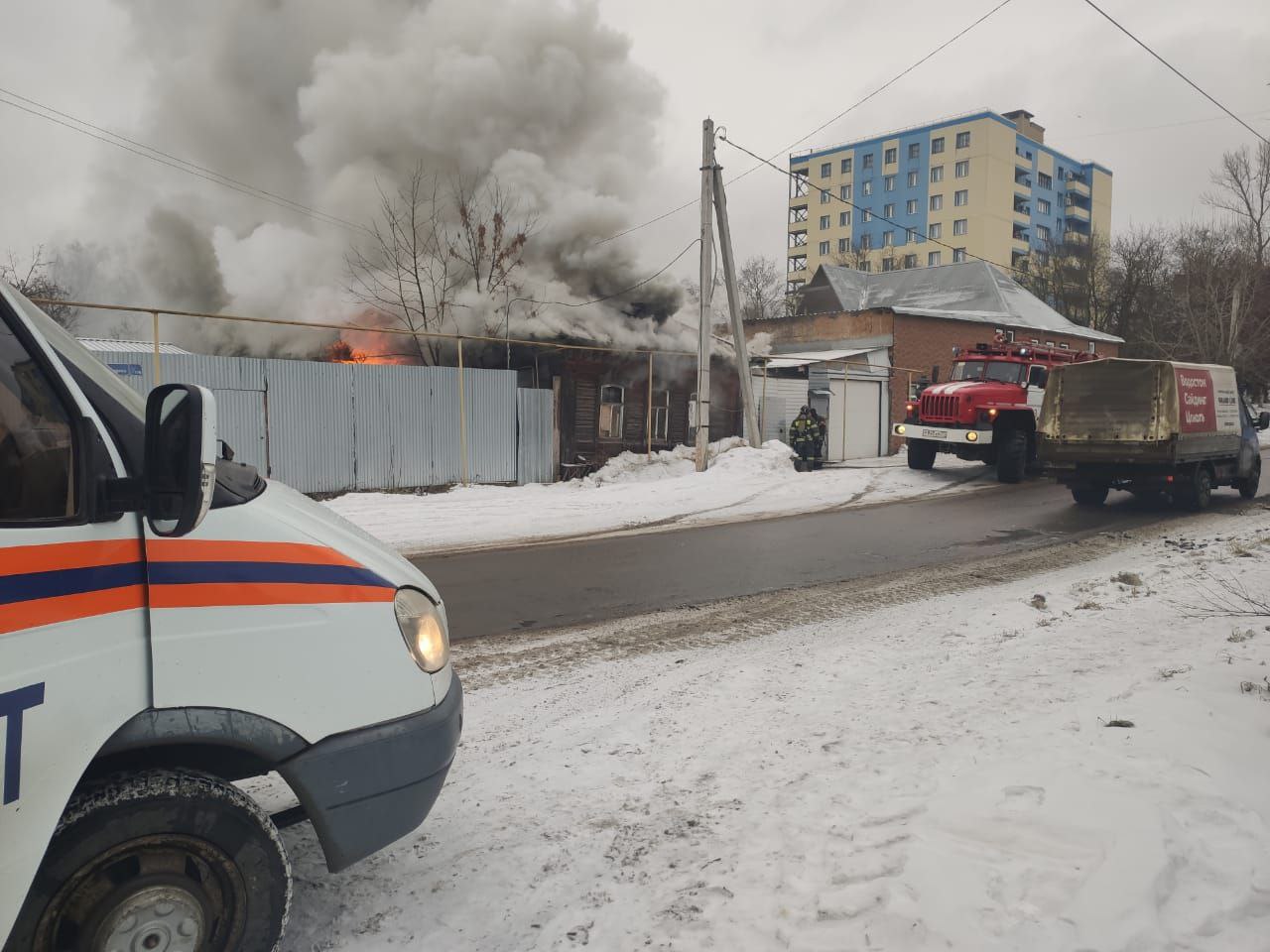 На улице Калинина в Туле загорелся частный жилой дом