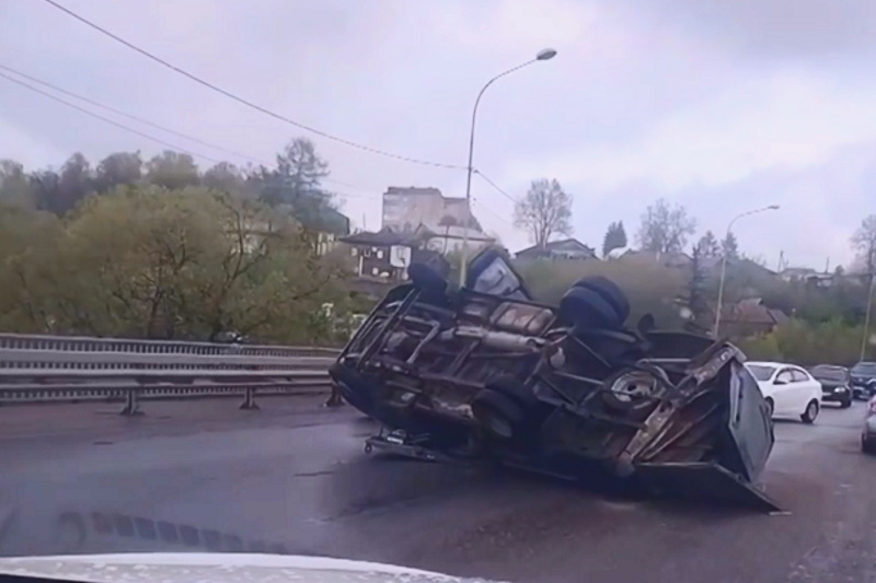﻿На мосту в Алексине грузовик опрокинулся на бок после ДТП