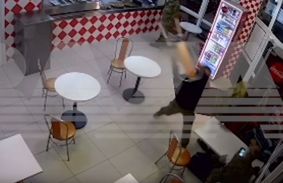Момент избиения военнослужащим директора тульской пиццерии попал на видео