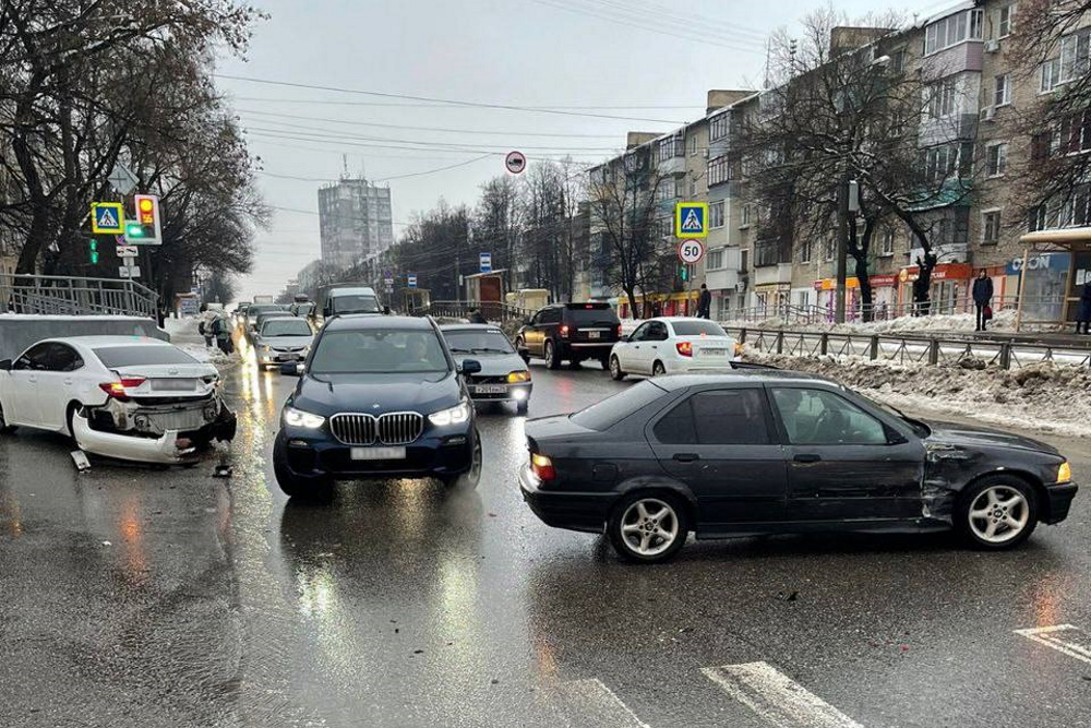 На улице Металлургов в Туле столкнулись BMW и Lexus