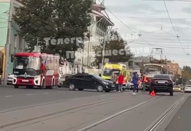 В Туле на трамвайных путях столкнулись две иномарки