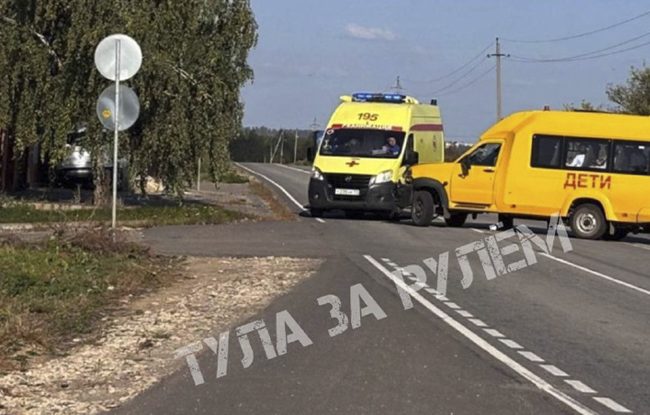 Школьный автобус и скорая помощь столкнулись в поселке Сергиевский под Тулой