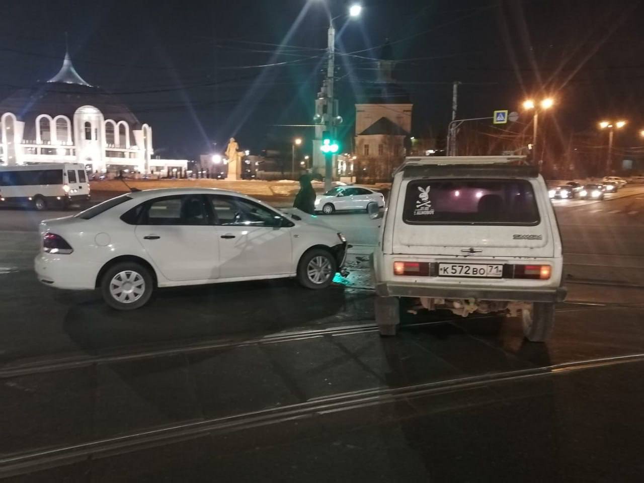 На улице Октябрской ДТП с двумя легковыми авто остановило движение трамваев