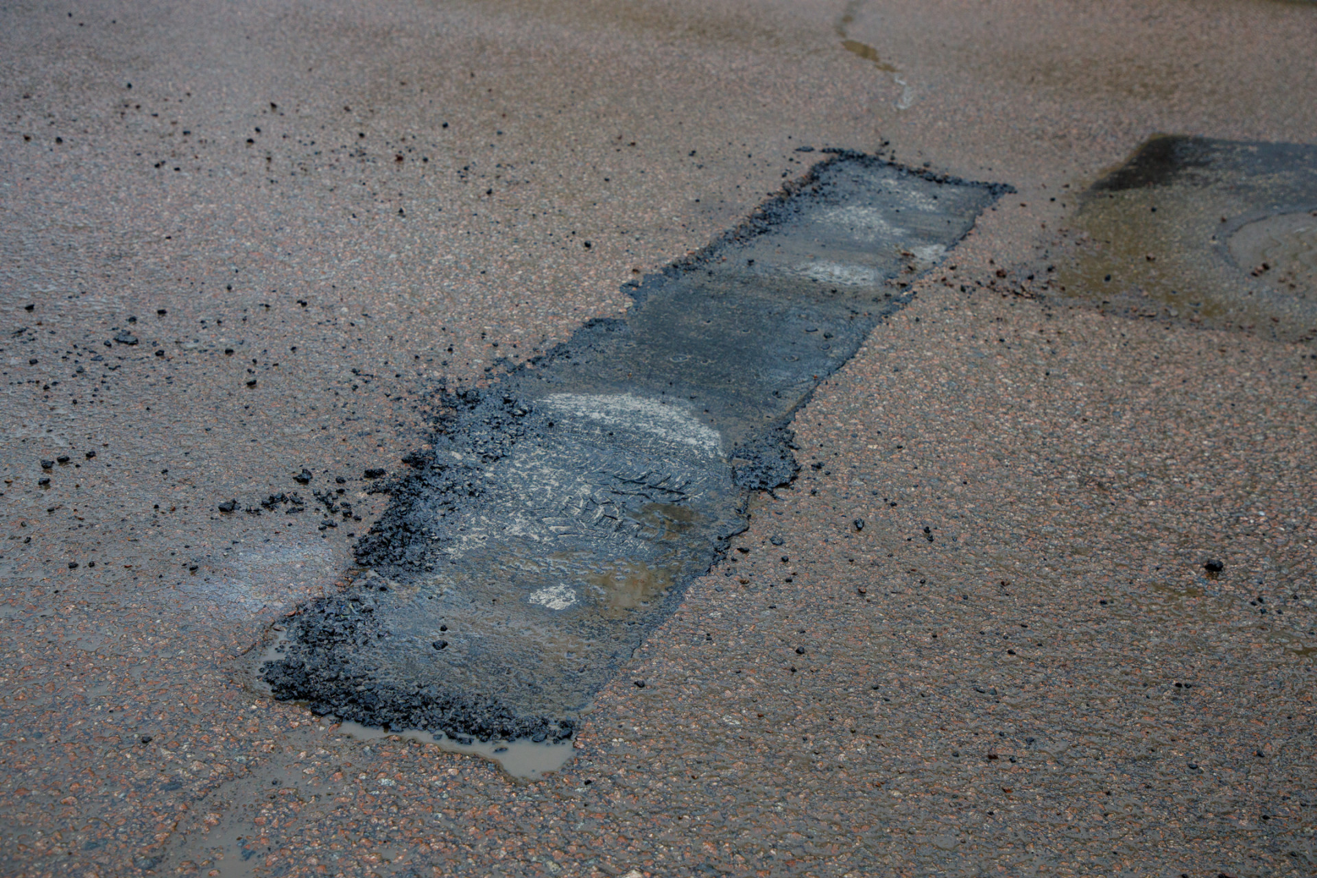 Тулякам рассказали, сколько квадратных метров дорог ежедневно восстанавливают ямочным ремонтом, и почему его не делают ночью