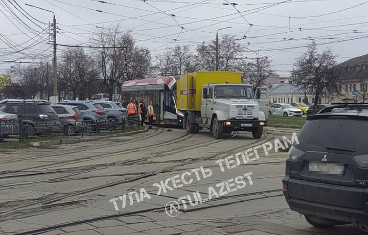 Трамваи встали из-за поломки на улице Мосина в Туле