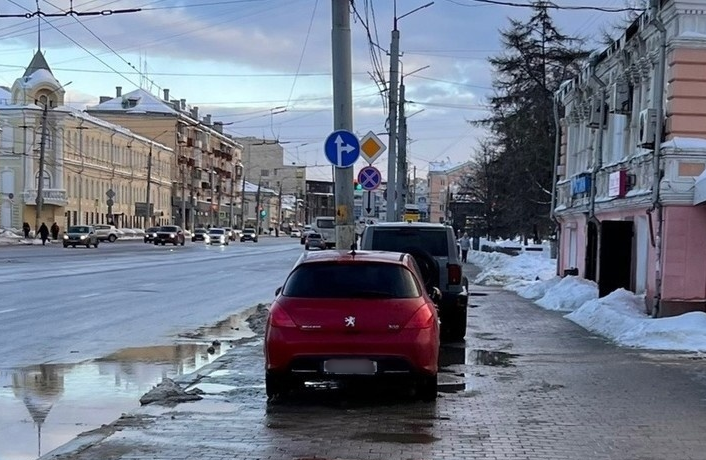 В Туле двое водителей припарковали авто посреди тротуара на Советской улице