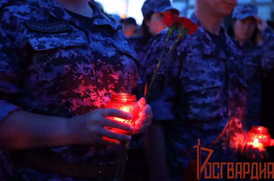 Региональное управление Росгвардии возложило цветы к Вечному огню в Туле