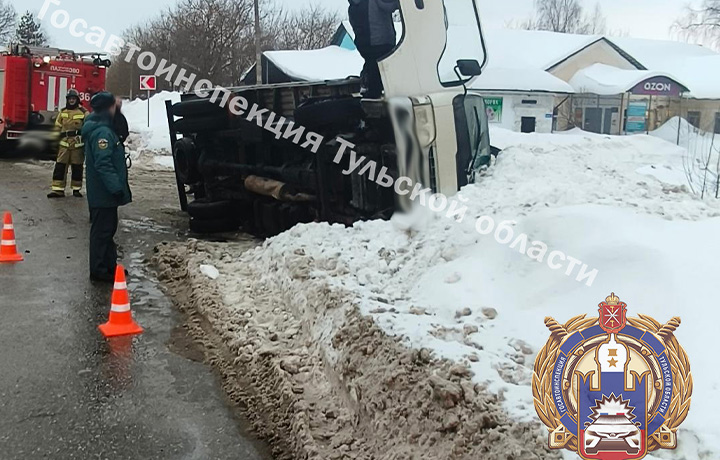 В Заокском районе автомобиль сбил двух девочек и опрокинулся в кювет