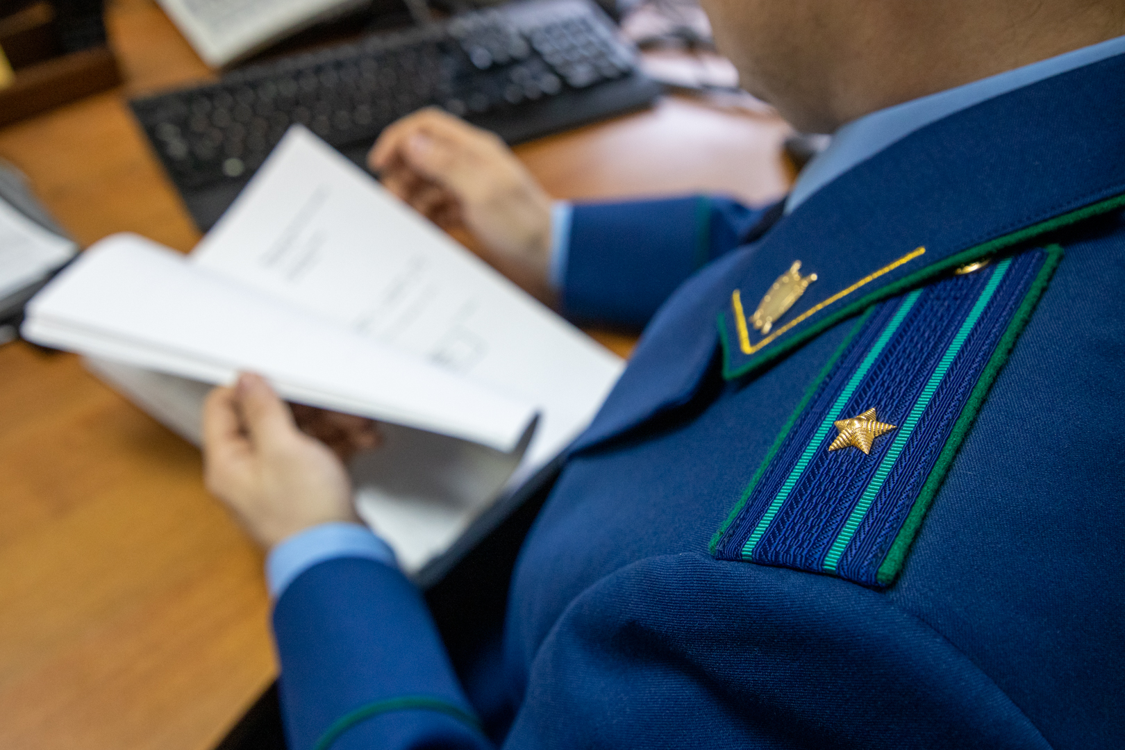 В тульском поселке Плеханово мужчина разгромил топором автомобиль родственника