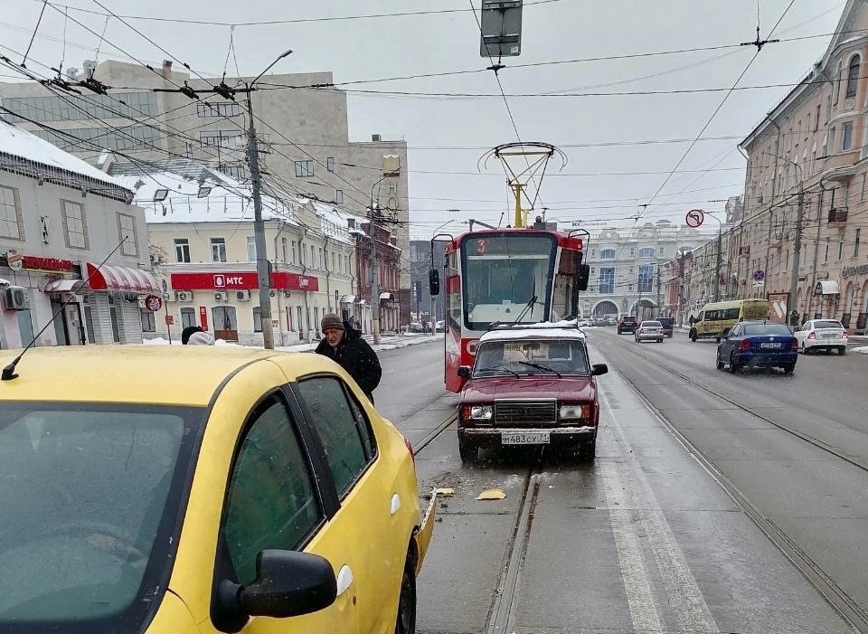 На трамвайных путях Советской улице в Туле случилось ДТП