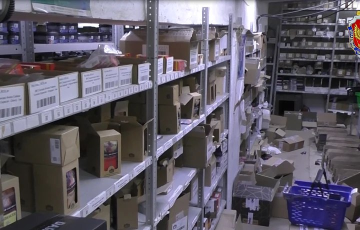 У бизнесмена, торговавшего в Туле контрафактными вейпами, арестовали четыре машины и пять квартир