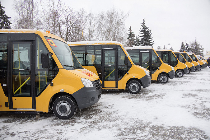 Алексей Дюмин передал школам региона новые автобусы