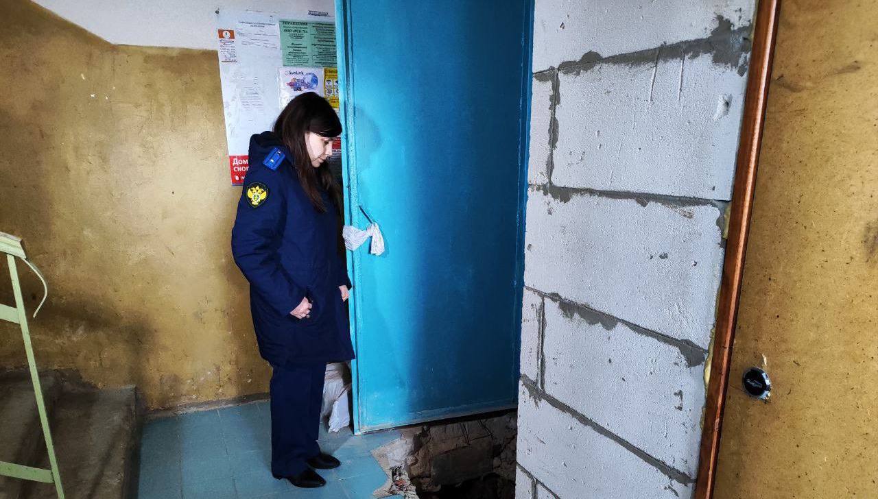 Жители дома на улице Щегловская Засека пожаловались на дырку в полу подъезда