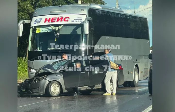 Три человека пострадали в столкновении автобуса с иномаркой на Новомосковском шоссе в Туле