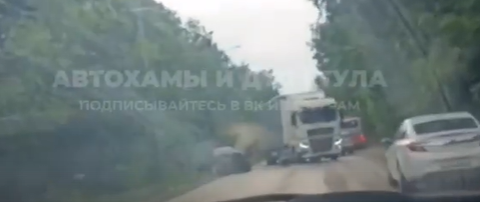 В Туле иномарка и грузовик столкнулись лоб в лоб