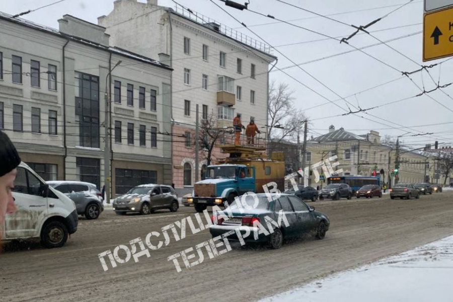 На улице Октябрьской в Туле собралась пробка у Зареченского моста из-за ремонтных работ