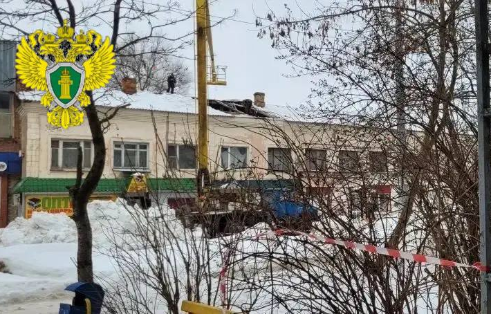 Прокуратура проводит проверку из-за частичного обрушения крыши дома в Белеве под тяжестью снега