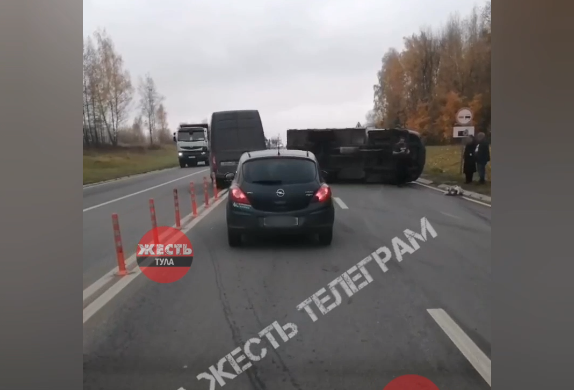 На трассе М-2 под Тулой перевернулся грузовой автомобиль