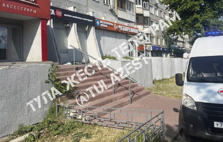 В Туле женщина выпала из окна многоэтажки на улице Пузакова