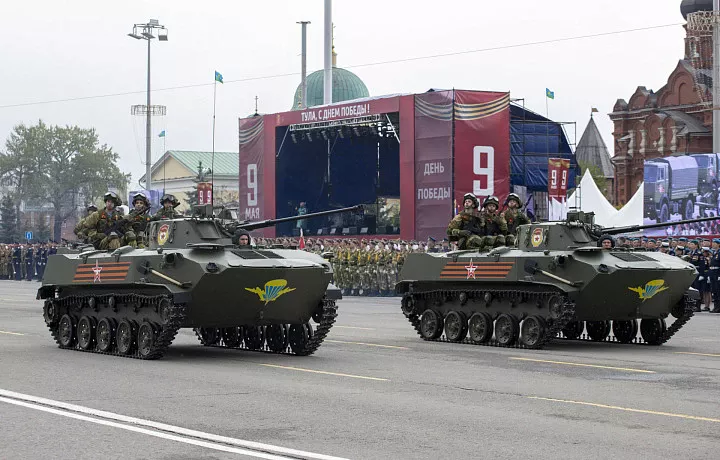 Военный парад в честь Дня Победы начался на площади Ленина в Туле