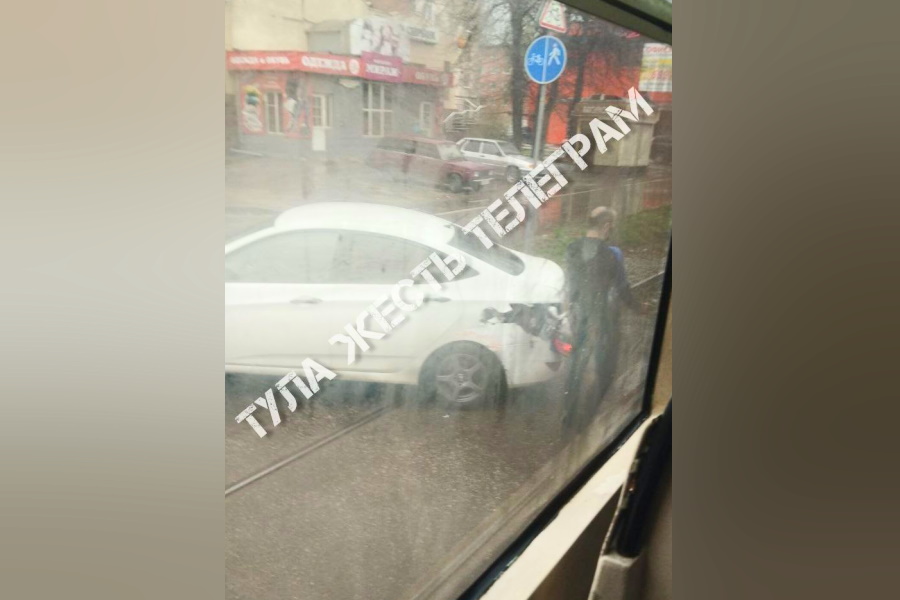 В Туле иномарка подбила трамвай на улице Декабристов