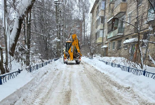 После вмешательства прокуратуры во дворе на улице Болдина в Туле убрали снег, мешавший проезду «скорой»