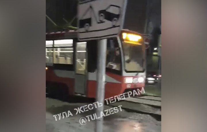 На Щегловской засеке в Туле легковой автомобиль застрял на рельсах: движение трамваев остановлено
