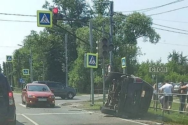 В Щекинском районе грузовик ЗИЛ сбил легковушку: в сети появилось видео с моментом ДТП