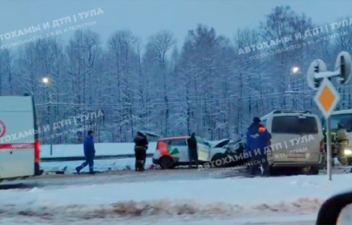 Серьёзная авария с участием нескольких машин произошла на трассе М-2 в Тульской области