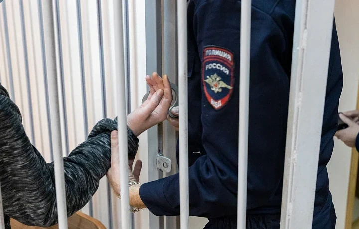 Житель Новомосковска отправится в колонию за кражу смарт-часов из магазина