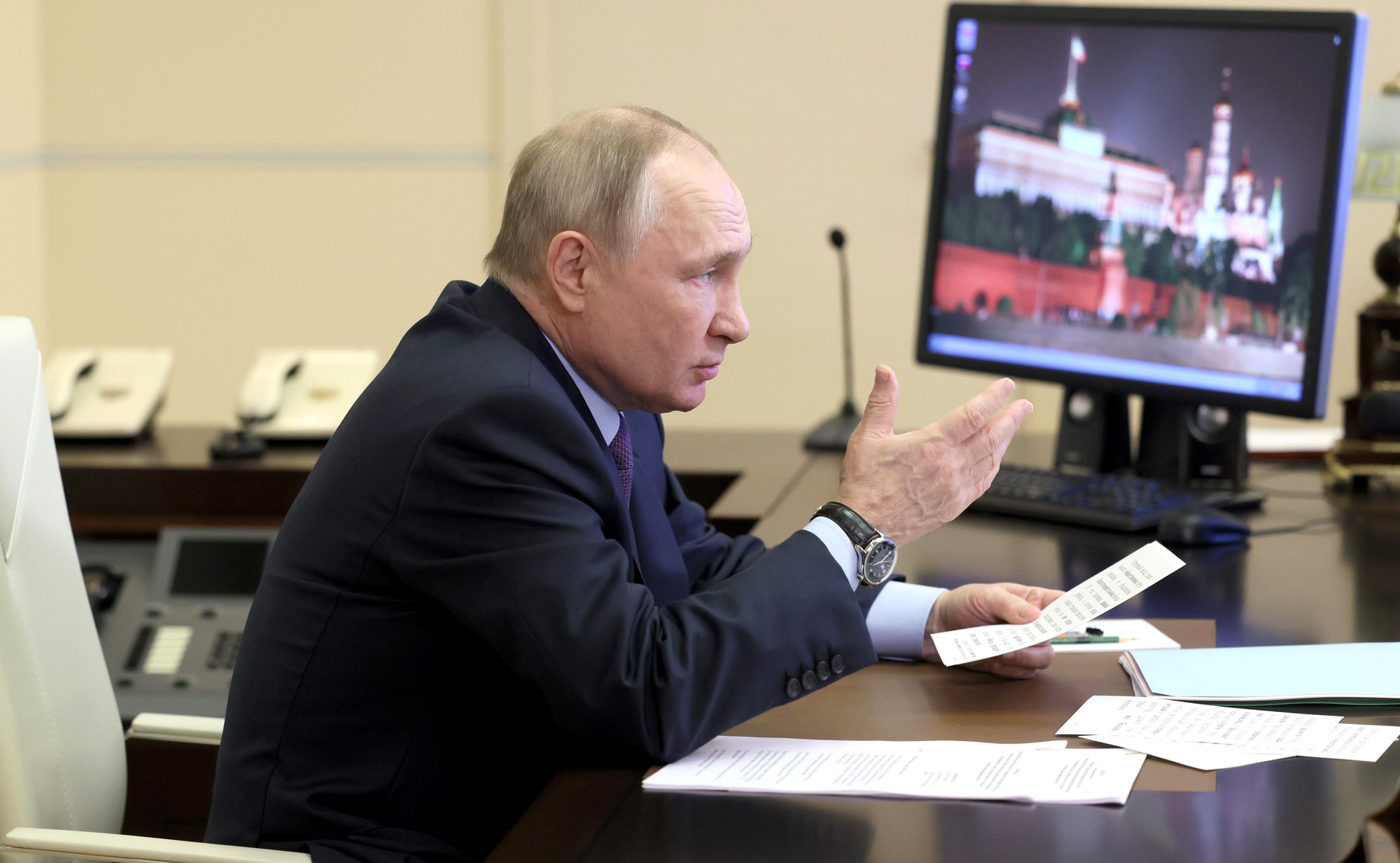 Прямой эфир с путиным 2023 телефоны. Путин видеоконференция. Старого президента в россии. Путин на конференции. Ракша алексей демограф.