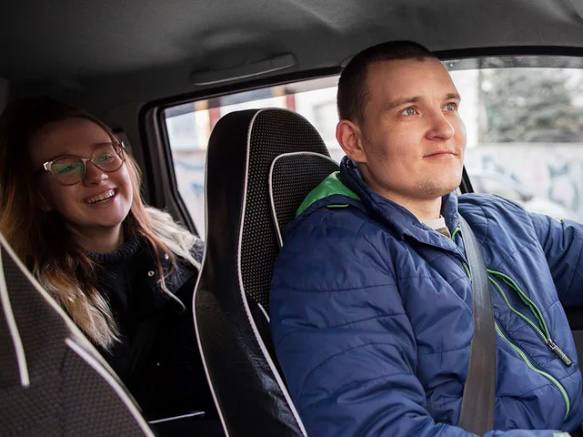 Дорога с улыбкой в тишине: как глухие водители получили возможность работать в такси
