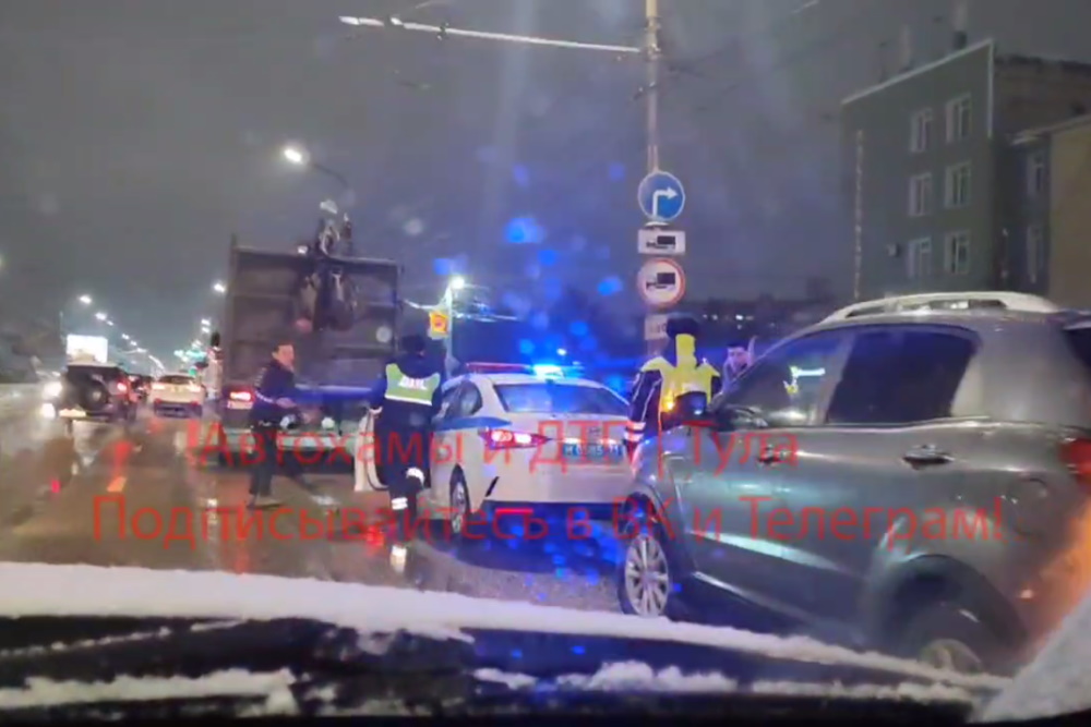 На проспекте Ленина в Туле произошло ДТП с легковушкой и мусоровозом