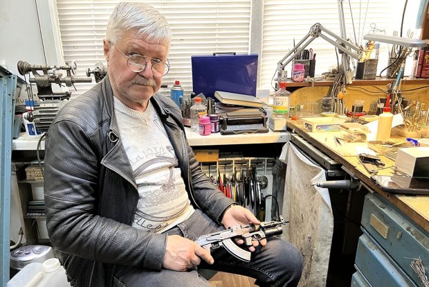 Мастер из Тулы Валерий Соснин собрал стреляющий мини-пулемет для президента Египта