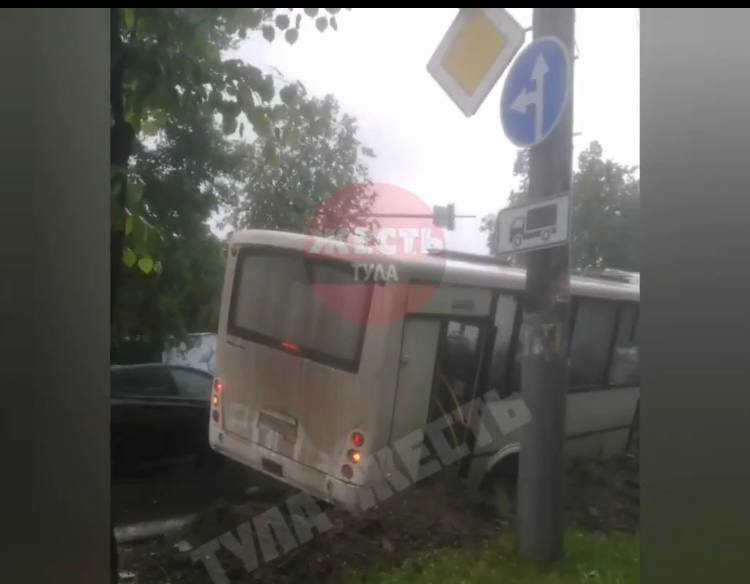 В Туле на перекрестке улиц Кутузова и Шухова автобус застрял в яме