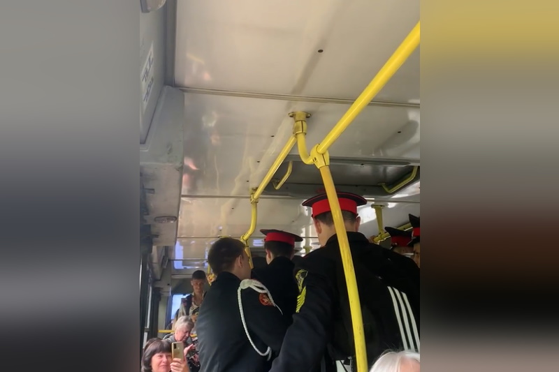 ﻿Щекинские кадеты подняли настроение пассажирам автобуса армейской песней