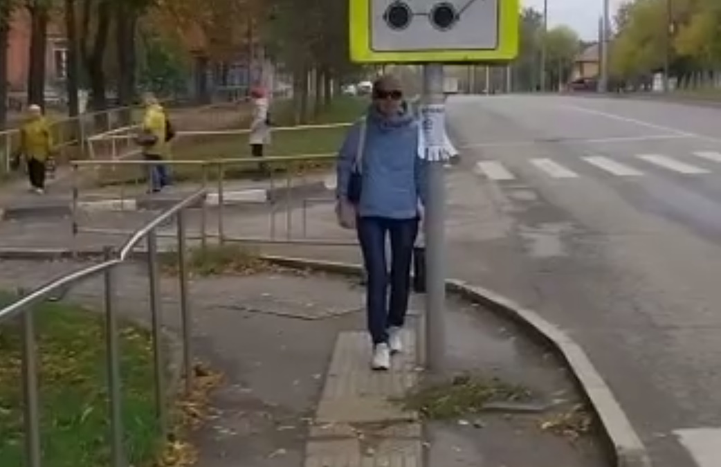Туляки пожаловались на слишком низкий дорожный знак "Слепые пешеходы" на остановке "ДК ВОС"