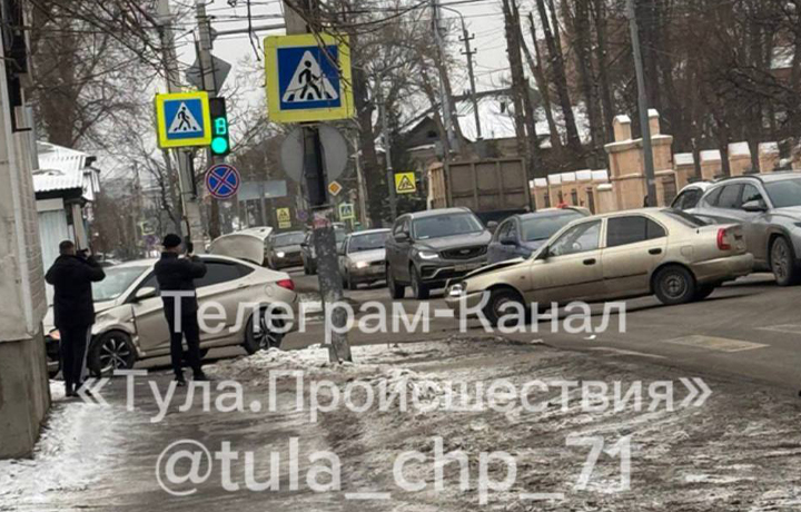 Две машины столкнулись в Туле на перекрестке улиц Льва Толстого и Староникитской