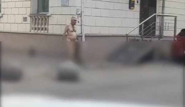 В Туле на улице Льва Толстого заметили пожилого голого мужчину
