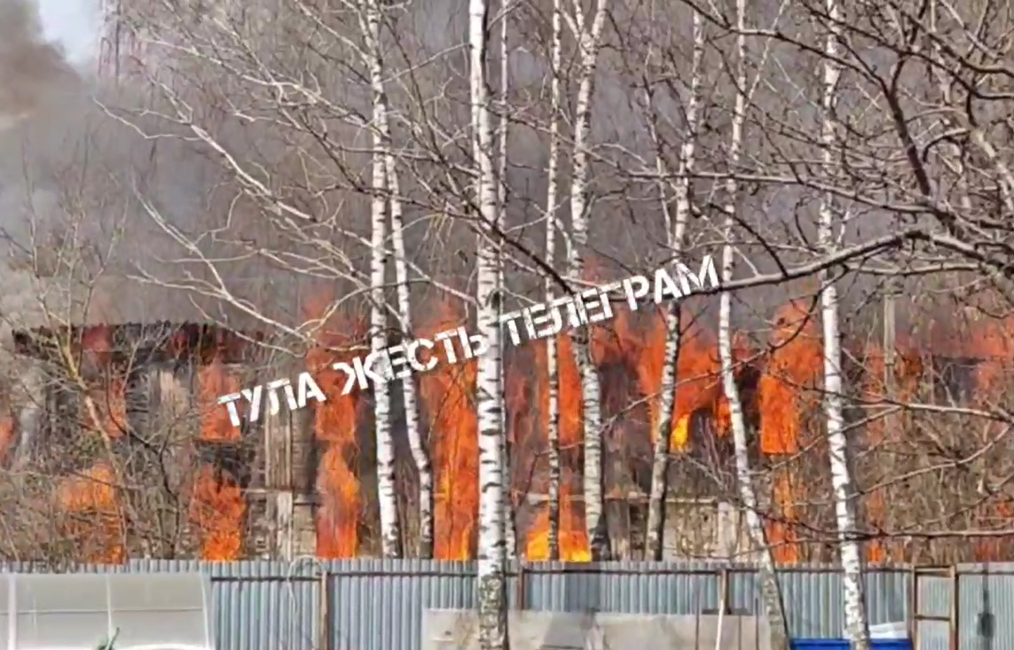 В тульском микрорайоне Менделеевский загорелось здание бывшего общежития